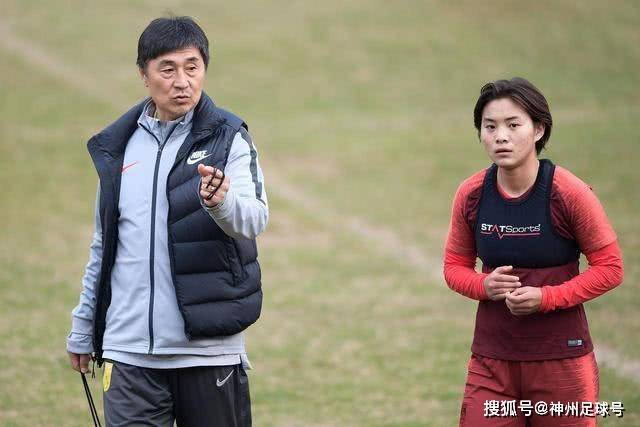 周末足坛精彩回顾：巴萨豪取六连胜，曼城克服曼联
